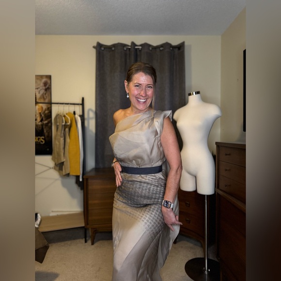 Victoria Beckham Asymmetric silk-gazar gown ($2,730) - Picture 9 of 17